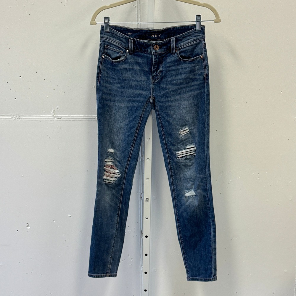 White House Black Market The Skinny Distressed Embroidered Floral Jeans 0P Blue